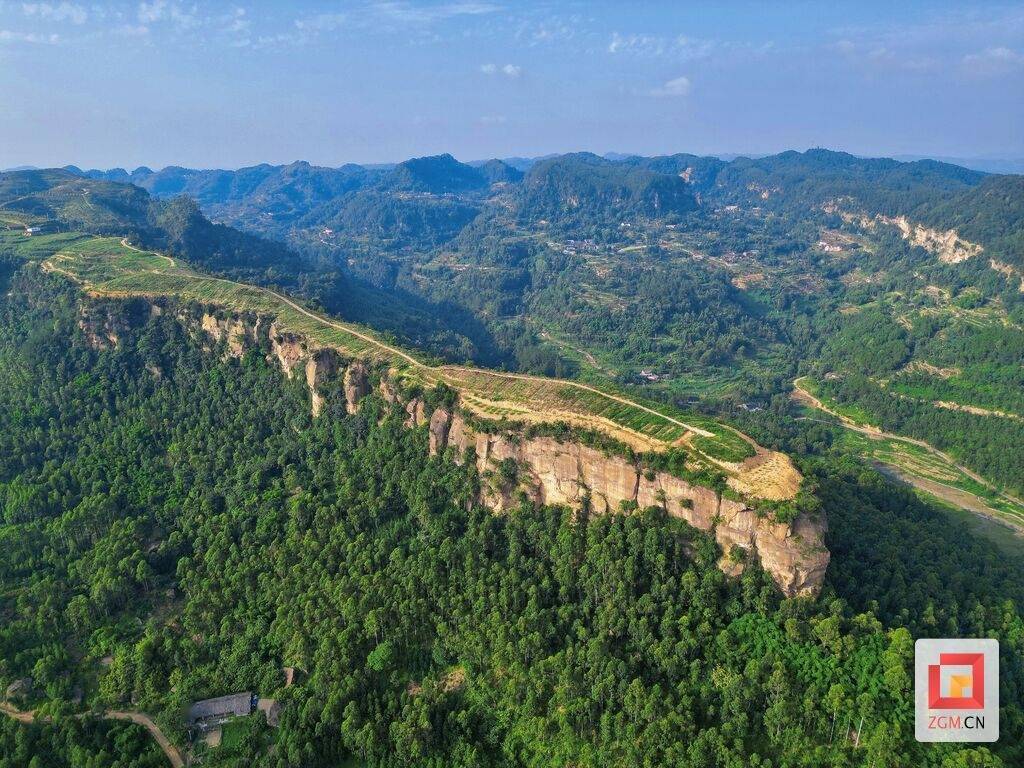 如今,它既是自贡世界地质公园的重要组成部分,也是穹隆秘境,田园荣州