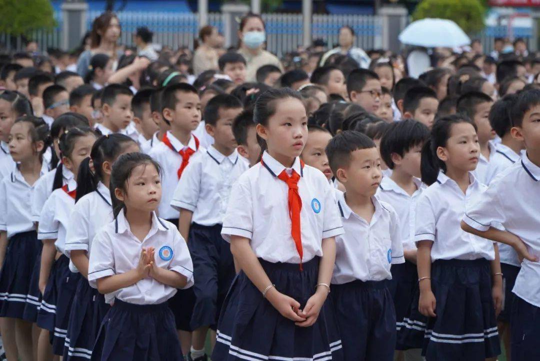 9月1日,宁德市华侨小学里一派新气象,学生们穿着整洁的校服,带着鲜艳