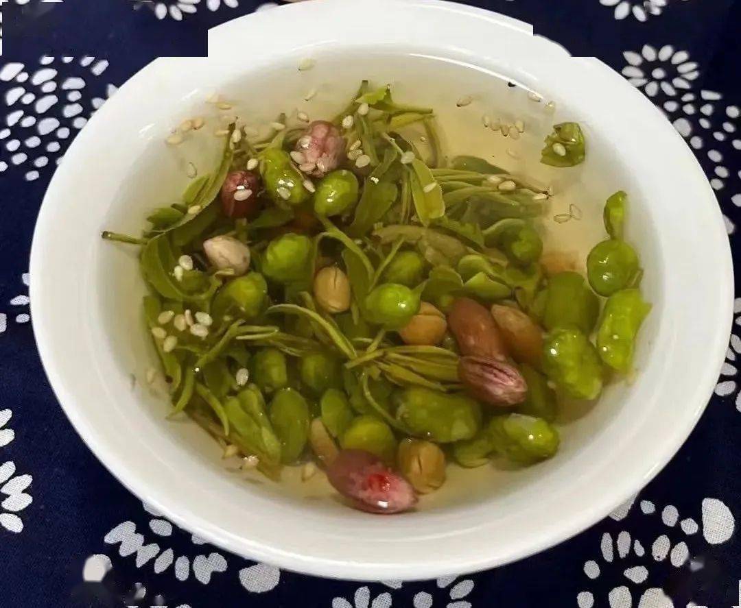 烘青豆茶也叫咸茶,家里来了客人泡一杯咸茶,这是基本的客道.