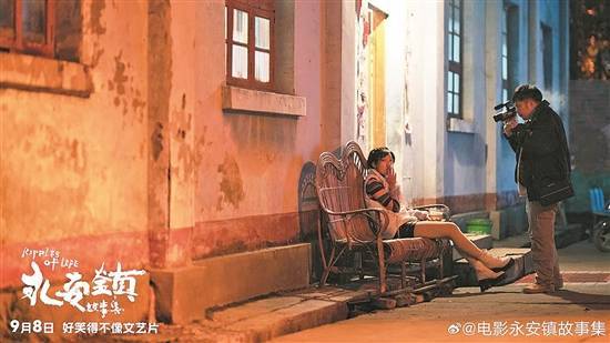 影城放映员突然举手点赞 引发全场鼓掌