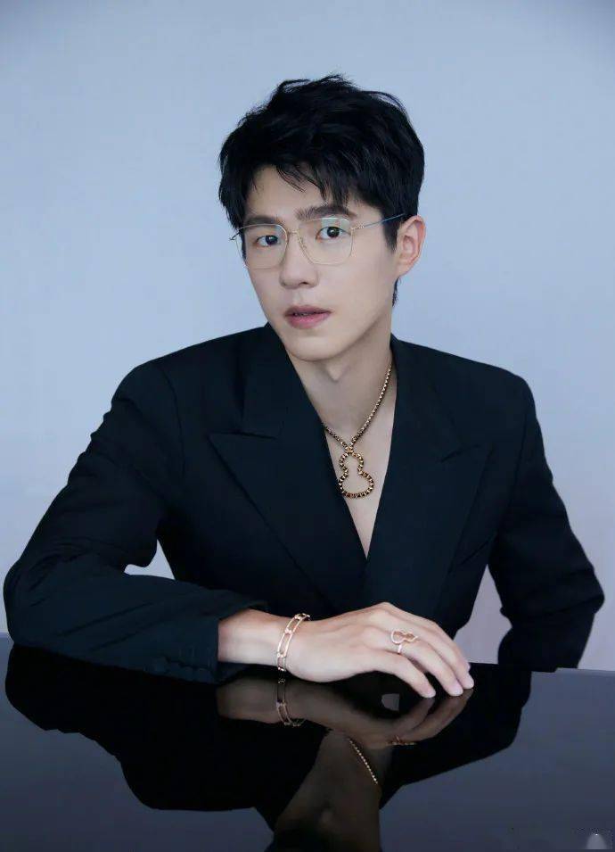 刘昊然转型体制内?薛凯琪送礼物?李媛小糊咖?姨太问答_星星_小刀_宣传