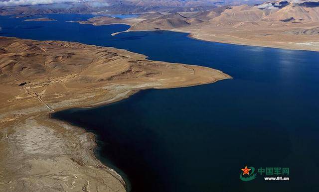 卫星地图看中印边境对峙下的班公湖，其实有着令人意外的绝美风景