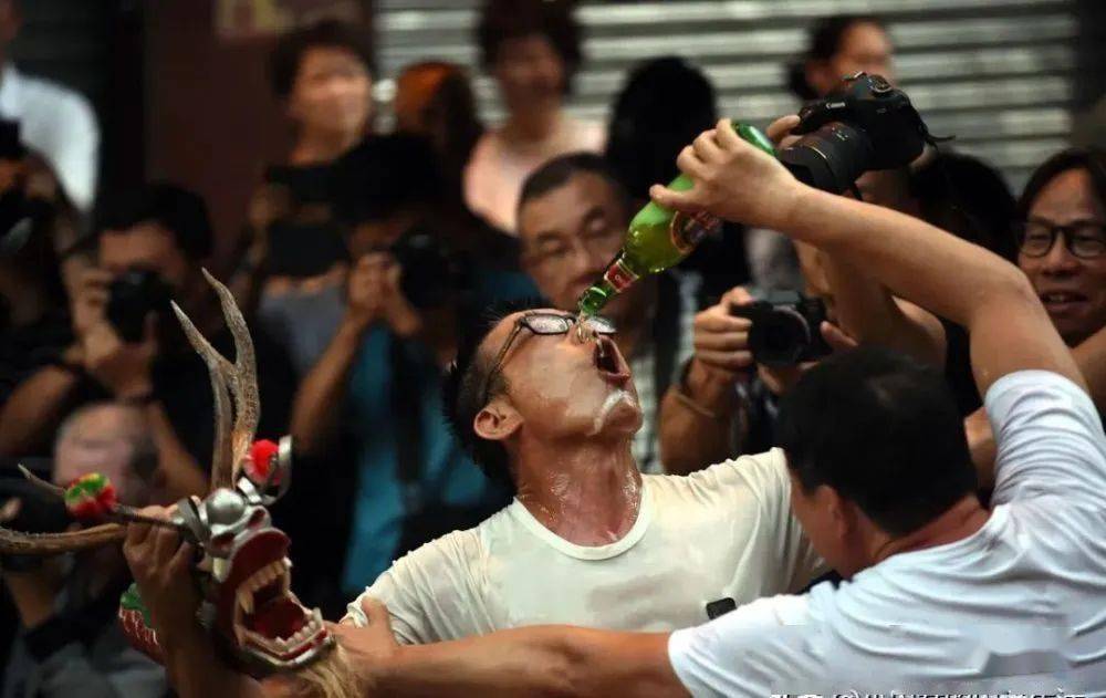 前几天在网上看到一个视频,一个男子被朋友拉去喝酒,酒桌上除了他的