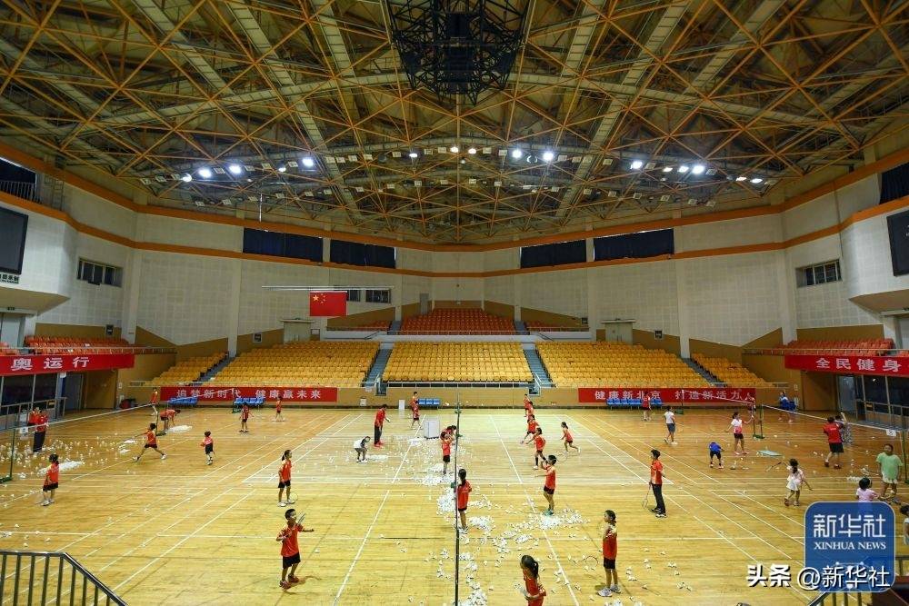 小学生们在练习羽毛球北京地坛体育馆里