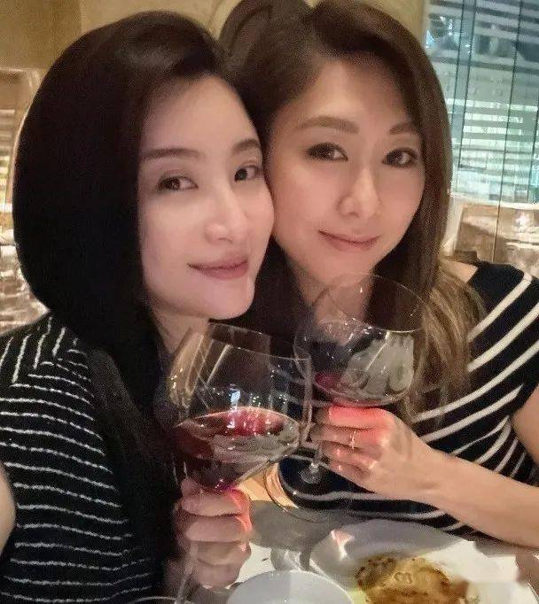 林夏薇为胡定欣庆生 突然玩踢爆揭对方怪癖_厕所_新剧_饭局