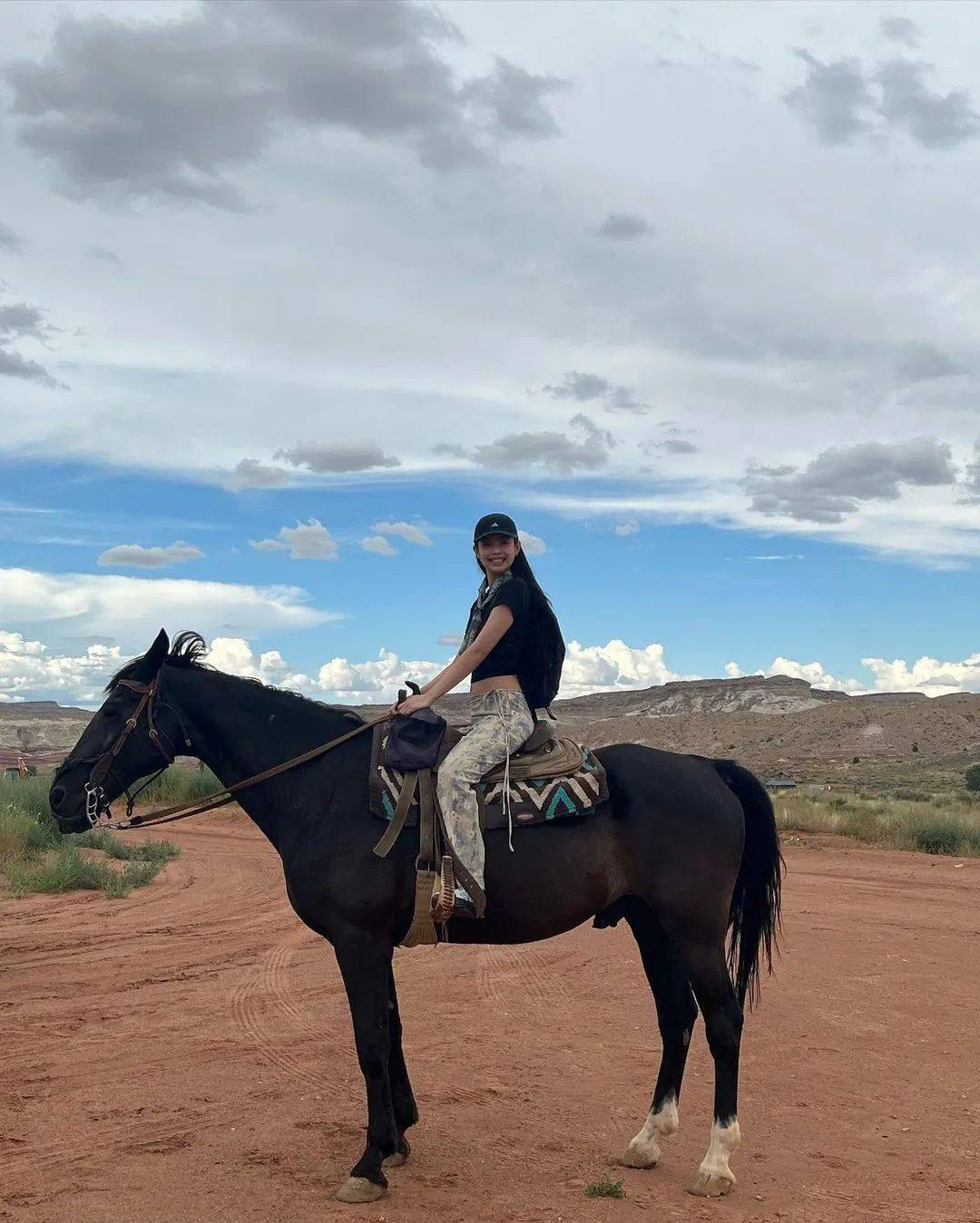 jennie 骑马大秀身材!脚上的球鞋是这双!_geode_fat_air