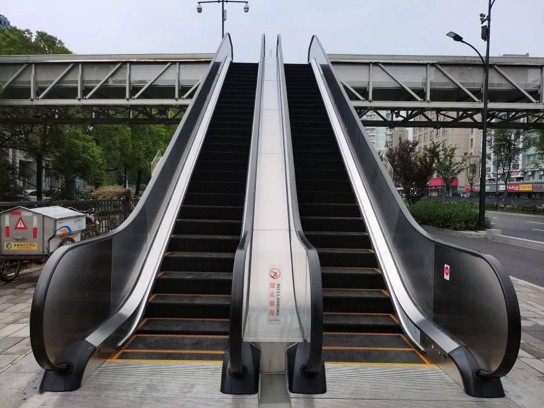 26台天桥扶梯升级了_省人民医院_施工_进行