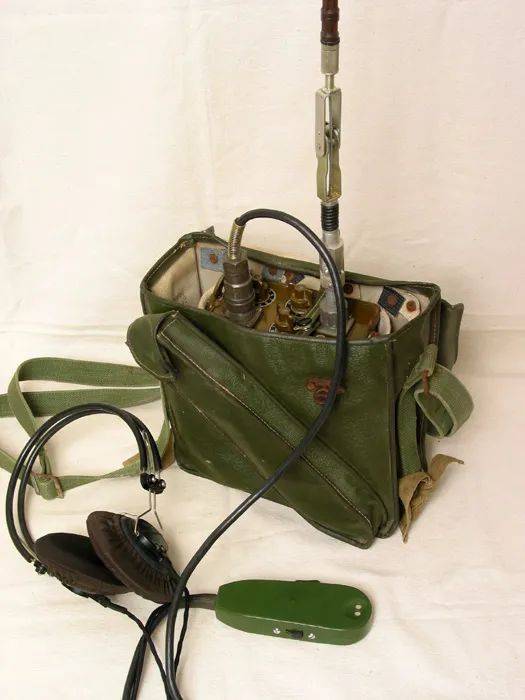 解放军步兵侦察部队专用电台:7011(tbr-111)vhf收发器