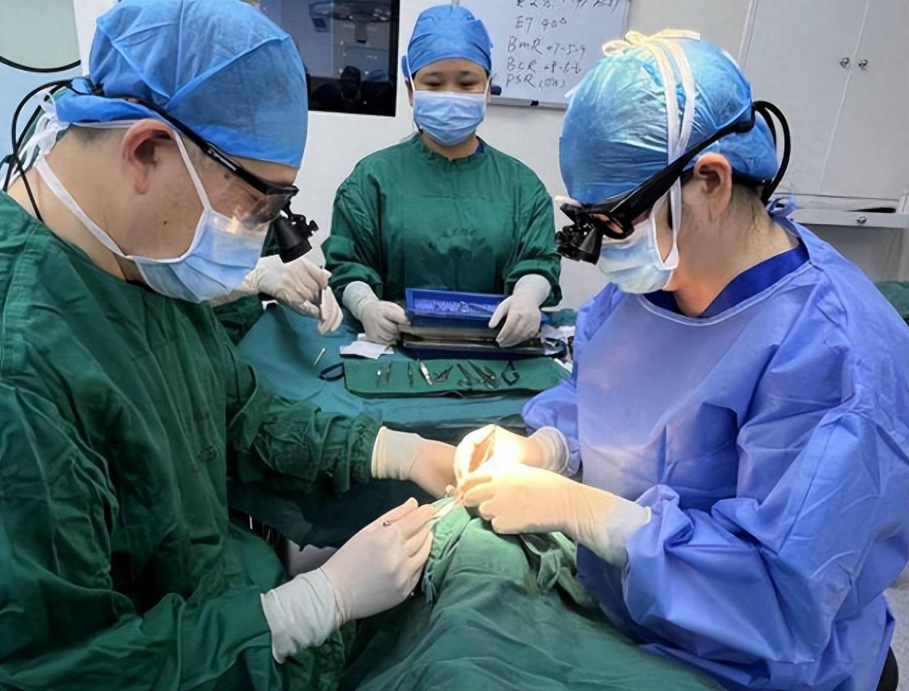 14岁白化病女孩近视高达700多度!