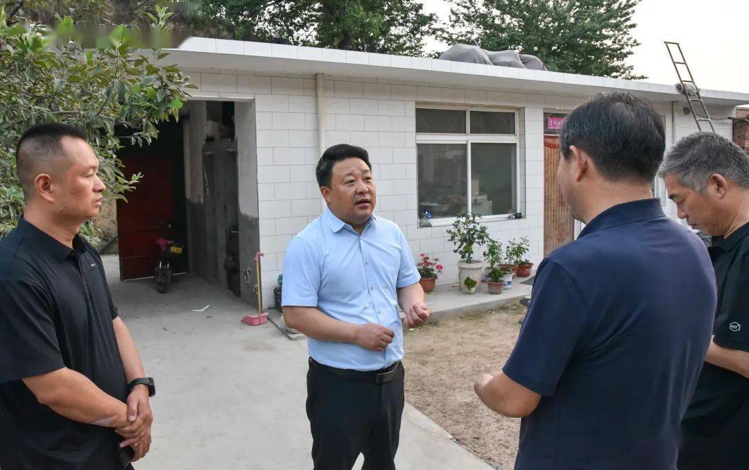 在这里,姚树山与镇村干部进行座谈交流,认真听取镇