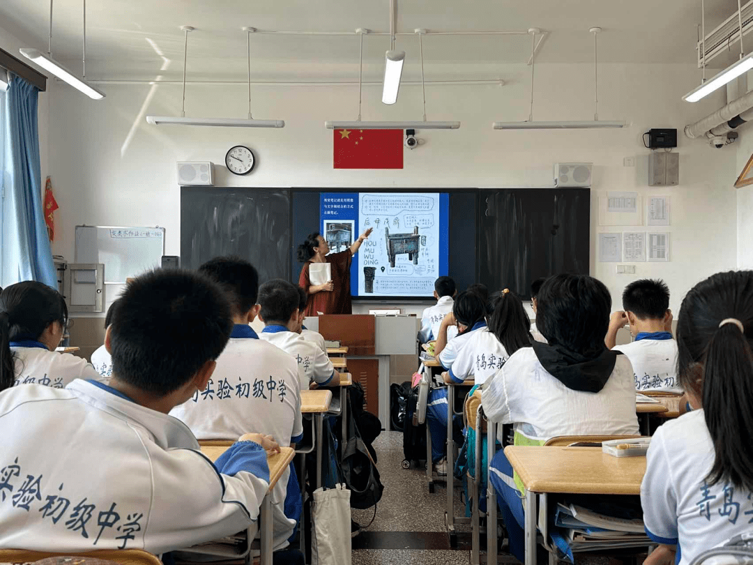 李沧分校的两位青年教师,走进美术课堂,认真听了实验初中本部美术组三