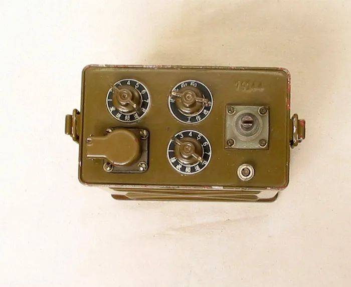 解放军步兵侦察部队专用电台:7011(tbr-111)vhf收发器_电池_年代_编码