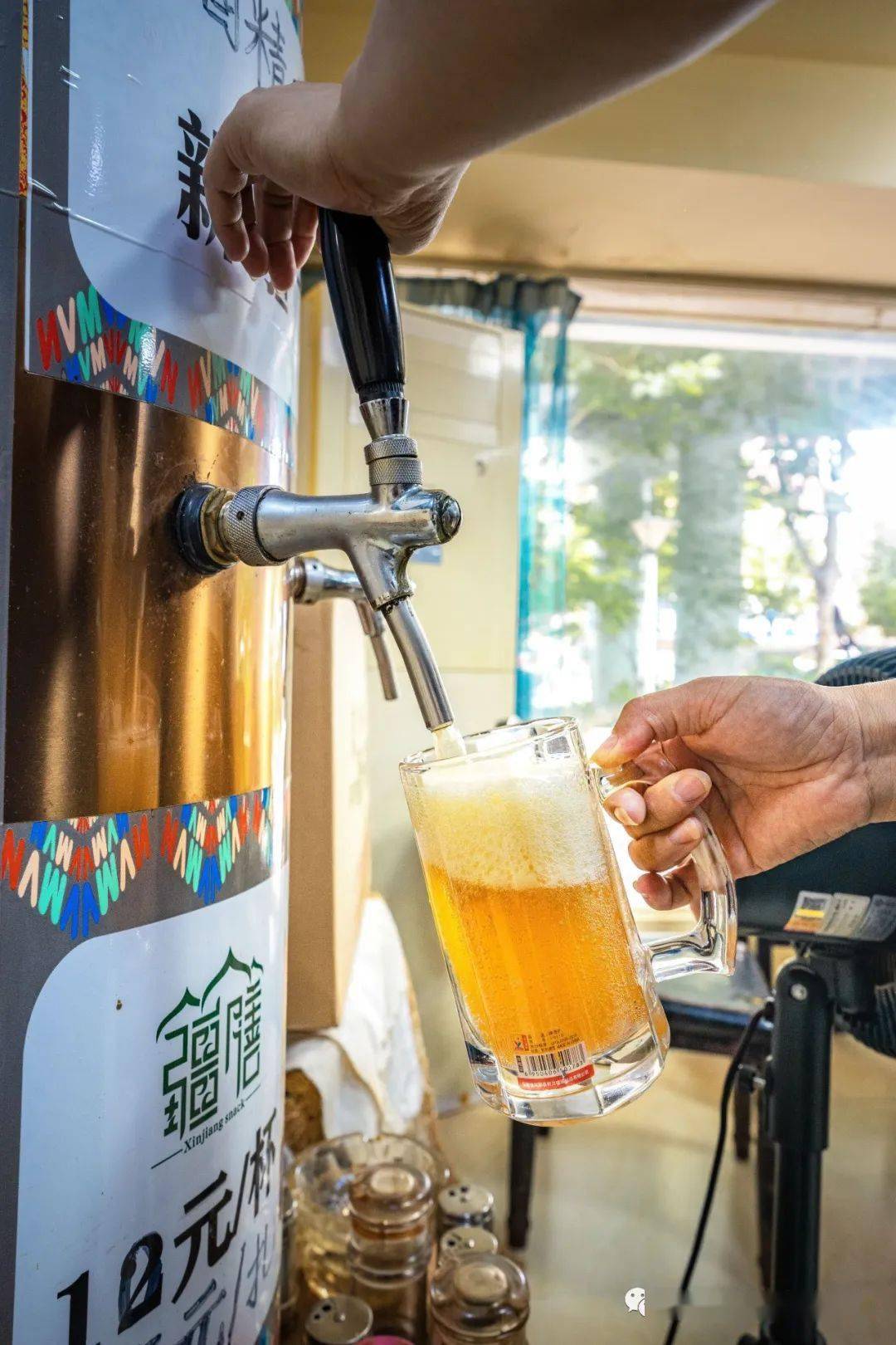 「卡瓦斯」是蜂蜜发酵饮料,喝起来像啤酒,但不含酒精,也没有苦涩味