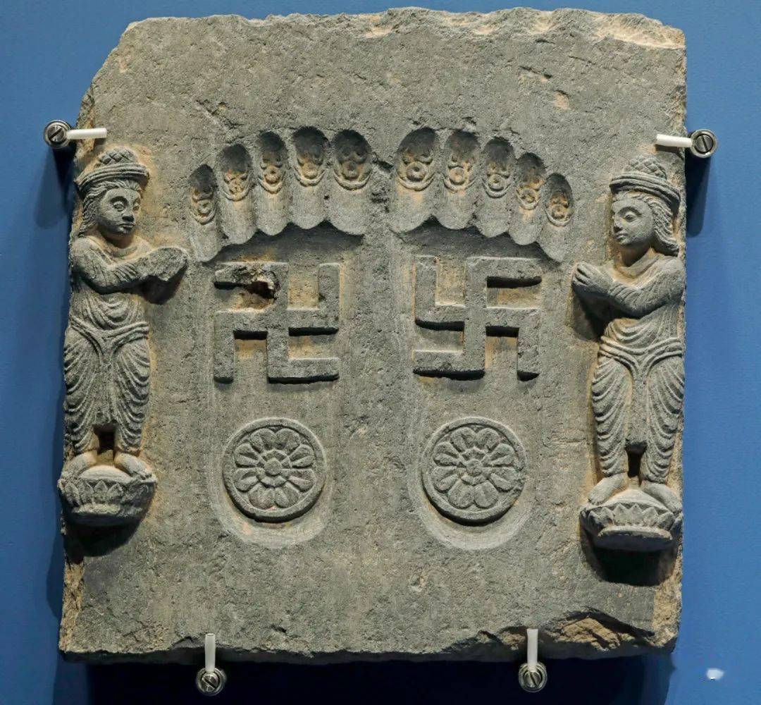 早期佛教不雕刻或绘画释迦牟尼的面容;佛陀是用符号来象征的,如法轮