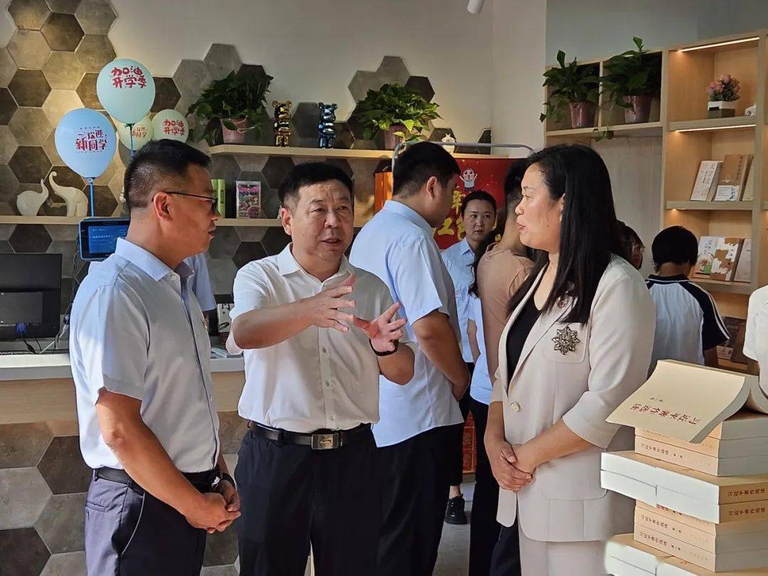 打通服务教育"最后一公里" 临漳一中校园书店开业啦!