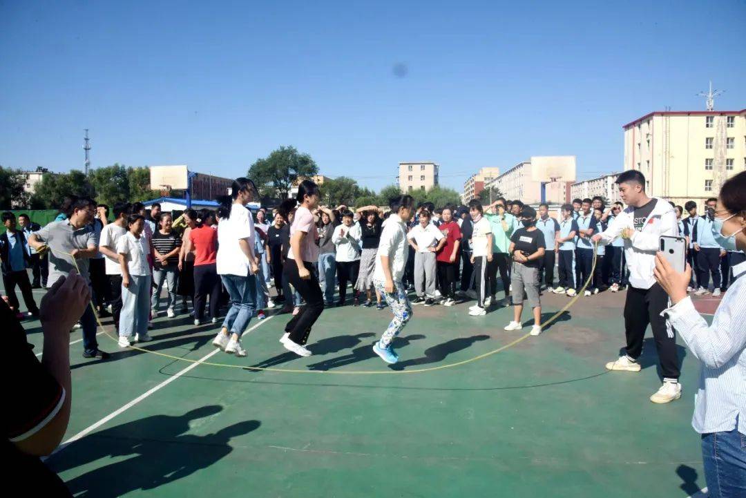 "师"展英姿 "绳"采飞扬——吉化第九中学校举行教工跳大绳比赛_吉林市