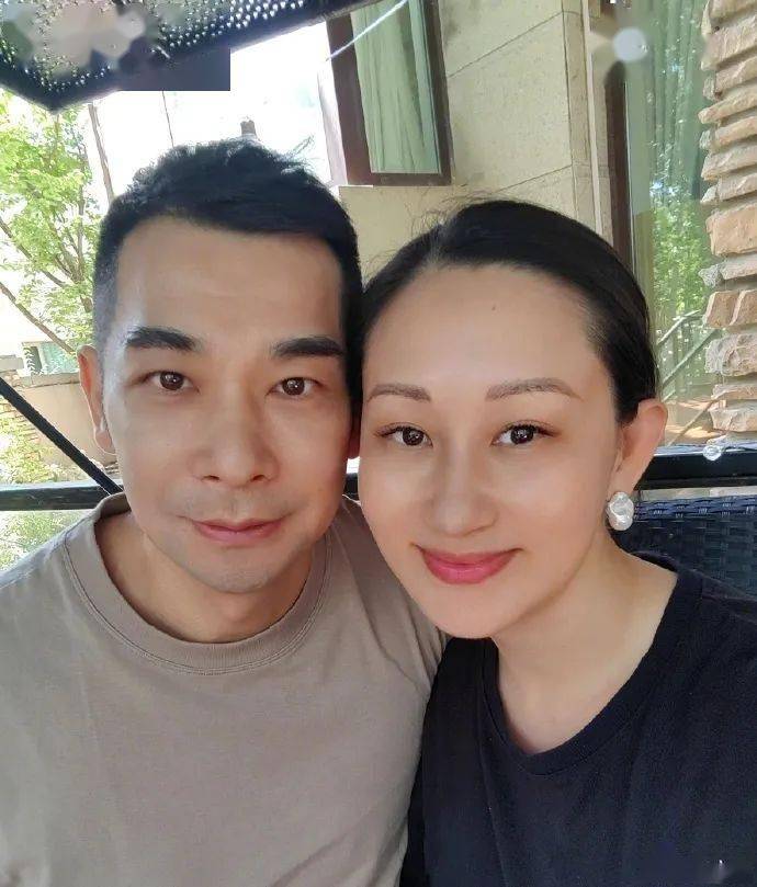 赵文卓与老婆牵手出游超甜蜜 张丹露小腹微隆明显_孩子_女儿_夫妻俩