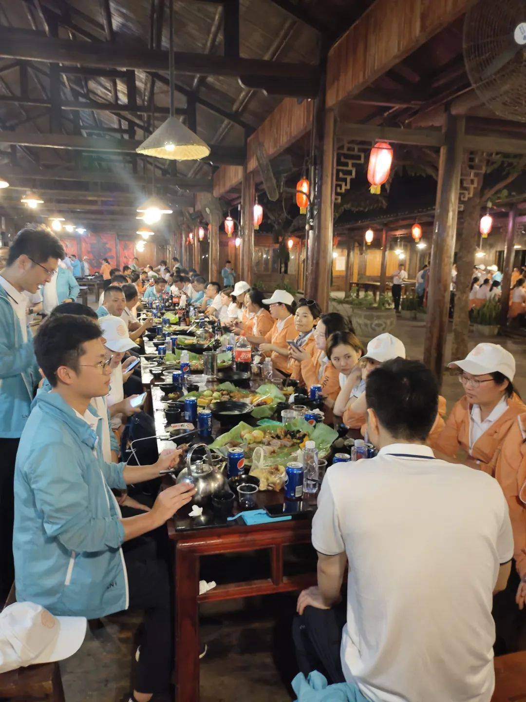 中餐后前往巴马长寿文化之源——【仁寿山庄】,在这里热情的瑶族阿妹