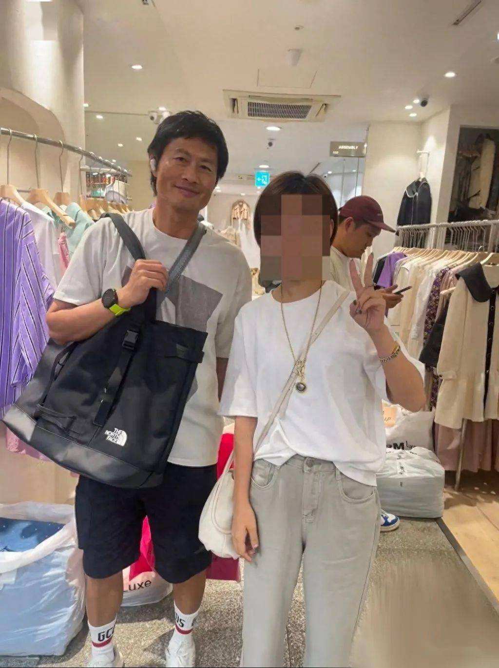 知名港星陪老婆赴韩国东大门进货,尖沙咀开服装店夫妻倒班看店_黄德斌