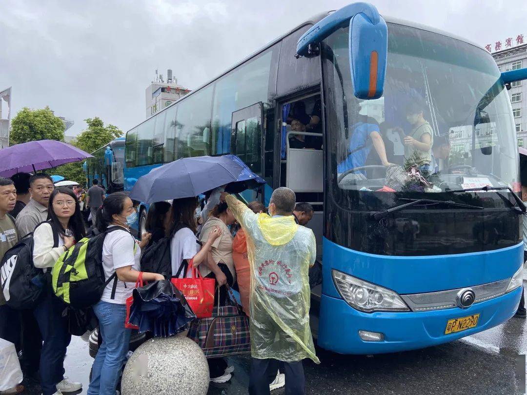 暖心接运!龙川平安转运因暴雨影响滞留的361名旅客