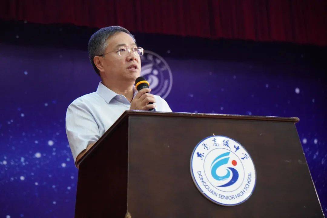 致辞出席此次开学典礼的嘉宾有卢旭昌校长,曾环望副校长,谭伟文副校长