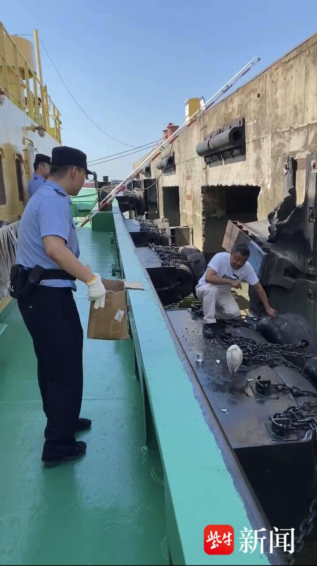 "警官,有一只白色的鸟落在我船上了,不知道是不是保护动物,看样子好像