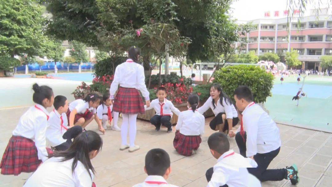 在取得优异教学成绩的同时,李秀梅老师始终审慎自己的行为方式,做学生