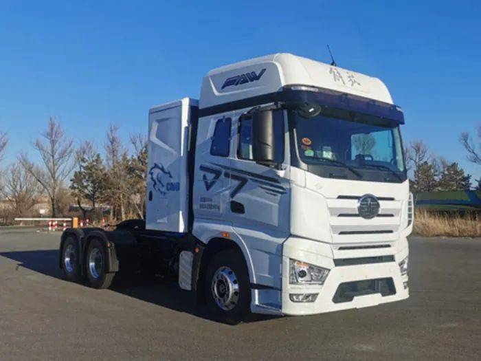 j7/鹰途双双"出战" 新推ng双燃料牵引车 解放天然气重卡强者恒强