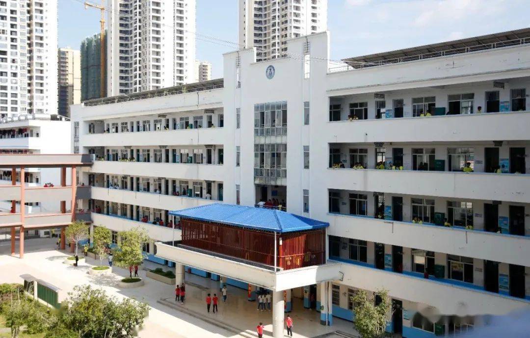 16年前,韦柳华通过公招来到柳城县东泉中学工作,开启了自己的从教生涯