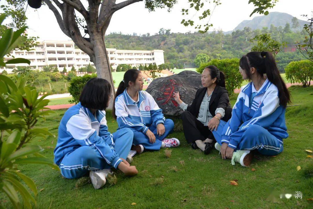 此外,周慈还先后担任南涧县民族中学数学教研组长,年级备课组长等,主