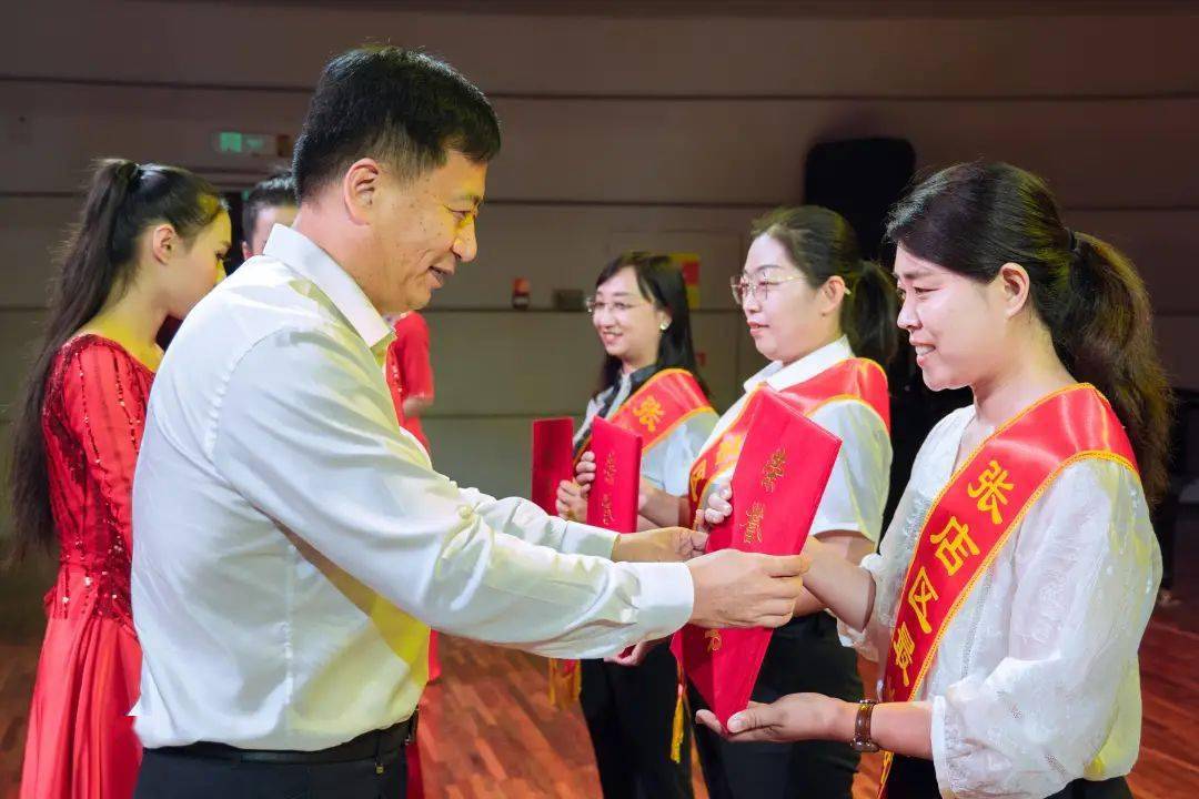 郭庆代表区委,区政府,向全区广大教师和教育工作者,致以节日的祝福和