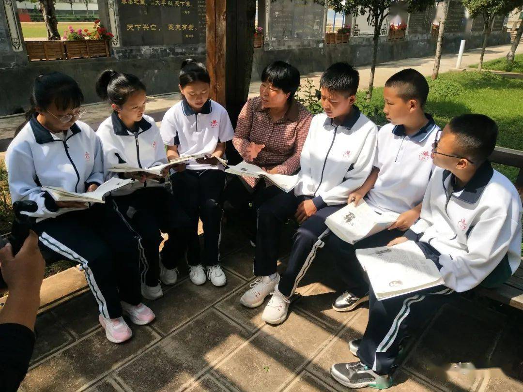 "做好教学和班主任工作,最重要的是和孩子们做知心朋友.