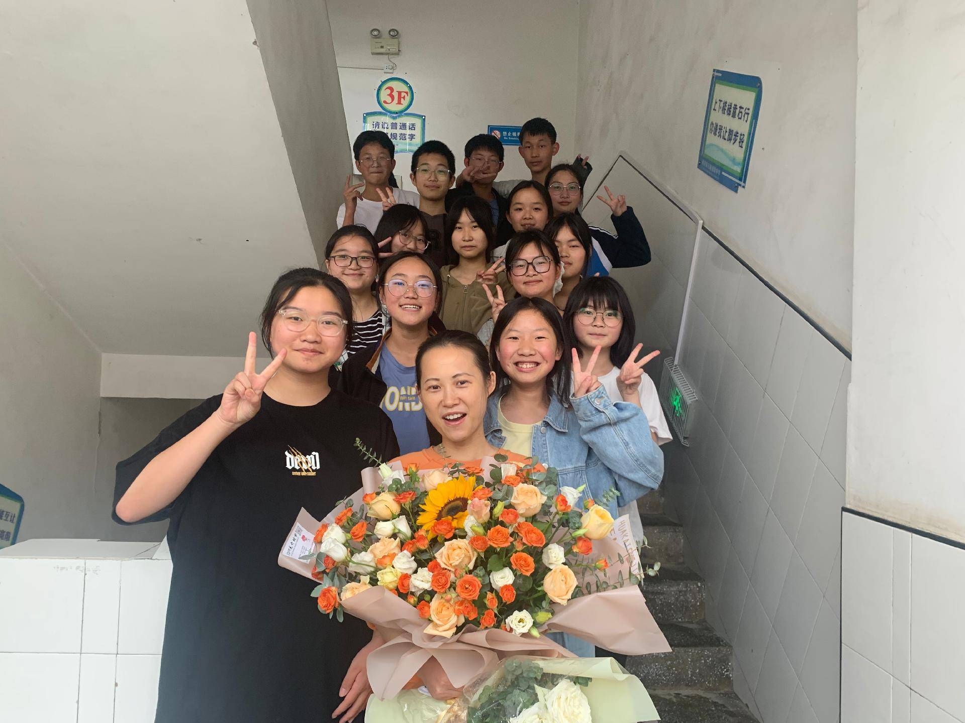 132001年春,"龙渠古镇 七彩忠路"的利川忠路镇初级中学常务校长刘洋