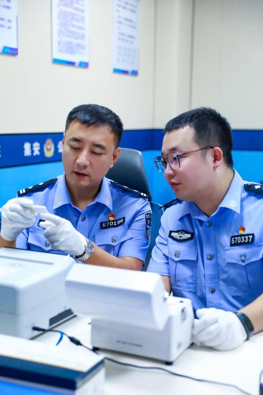 集安市公安局禁毒大队大队长黄俊卿(左)传授民警梁斌(右)毒品检测经验