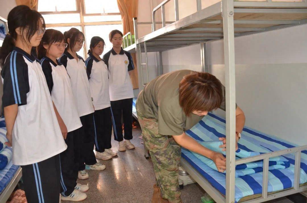 以戎装作序 谱青春华章|朔城区二中2023级新生军训汇演纪实_国旗_身姿