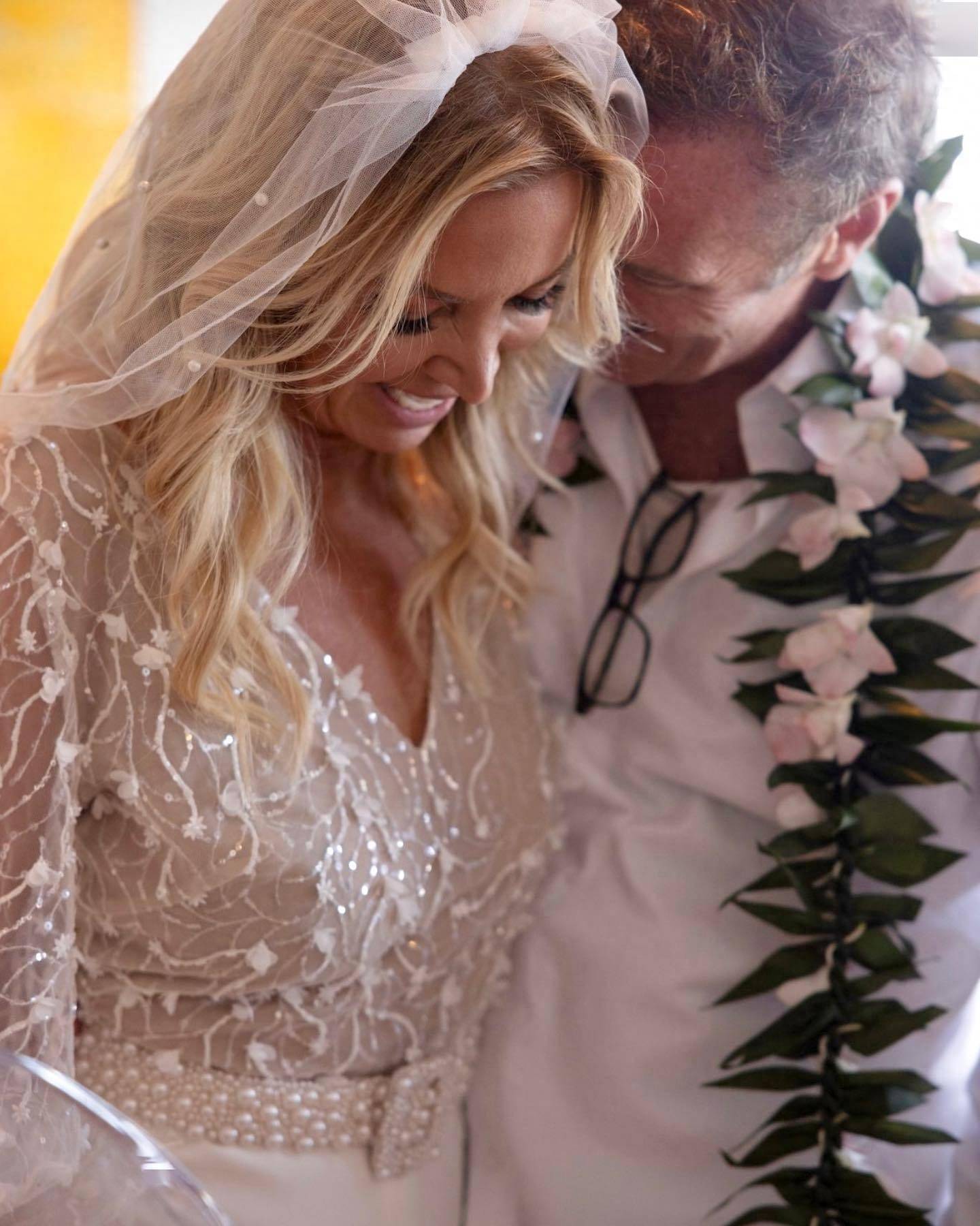 湖人老板珍妮晒再婚照 与老公热吻️