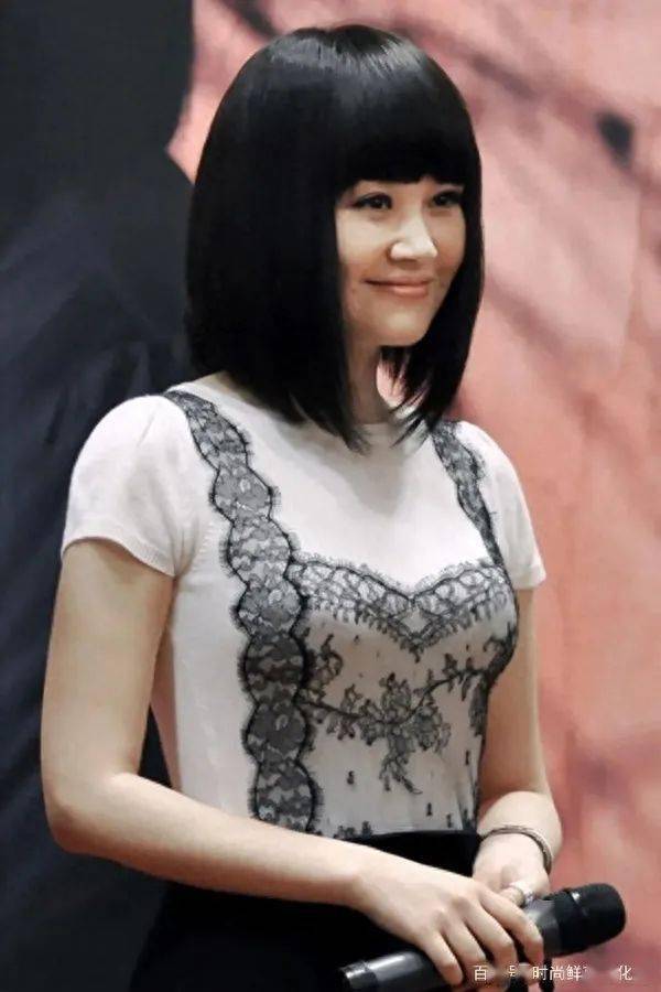 许晴扮嫩发型太雷人,齐刘海波波头厚重又廉价,看着像戴了顶假发_短发