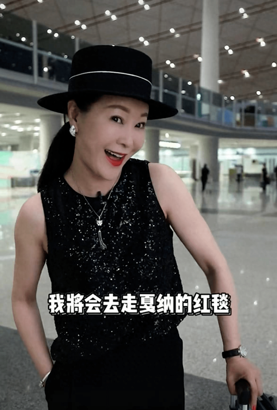 戴6万元项链,大金表,整容留下的后遗症_争议_生活_变化