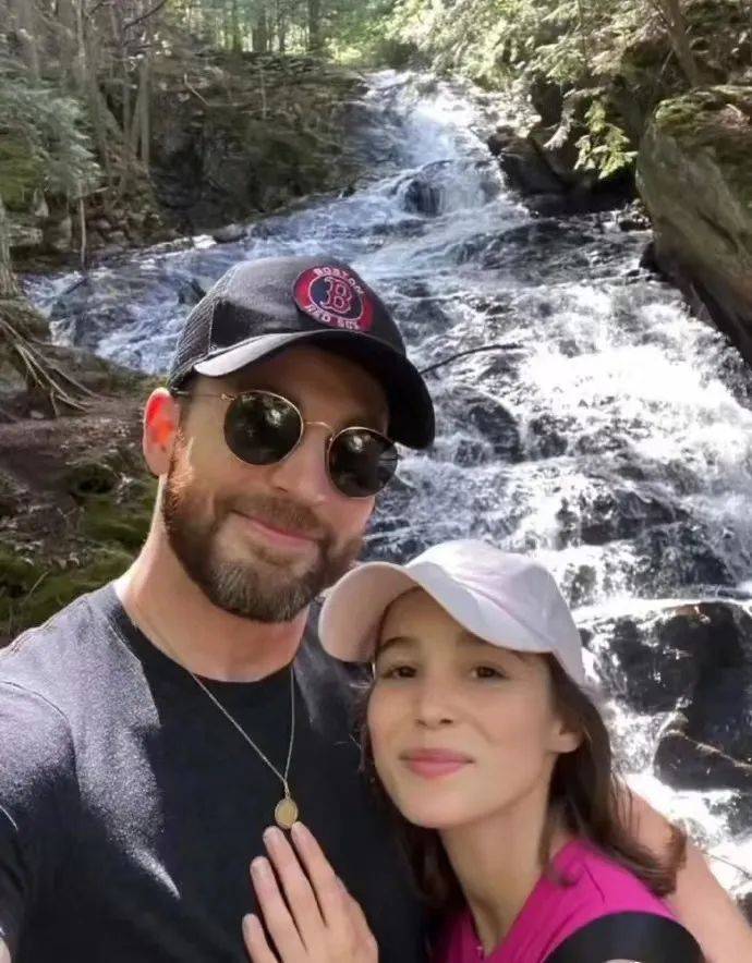 今日热点:李佳琦就直播言论致歉;王力宏在演唱会下跪._网友_评论_回应