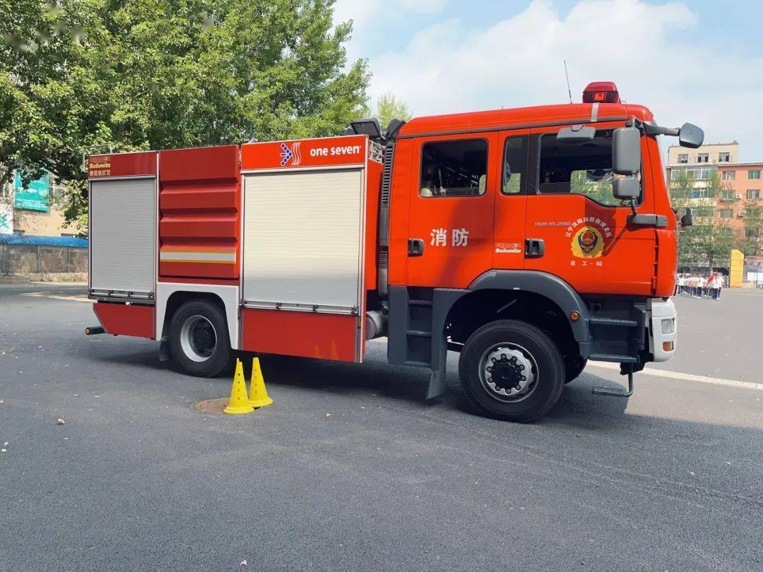 辽宁省消防协会开展捐赠助学公益活动_肇工_消防车_启工