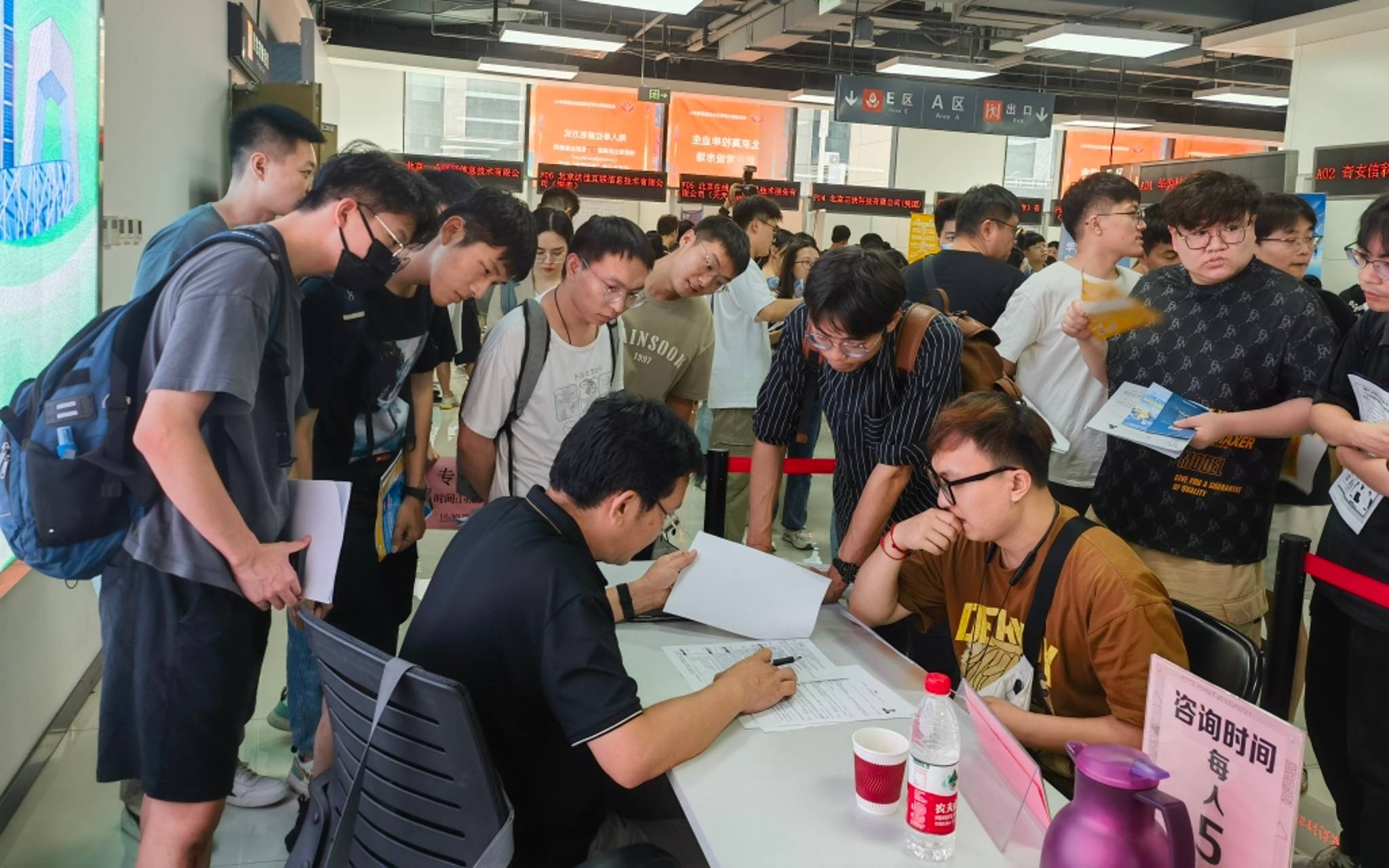 毕业生首场线下双选会开启,高校老师现场拓岗促就业_求职_简历_企业