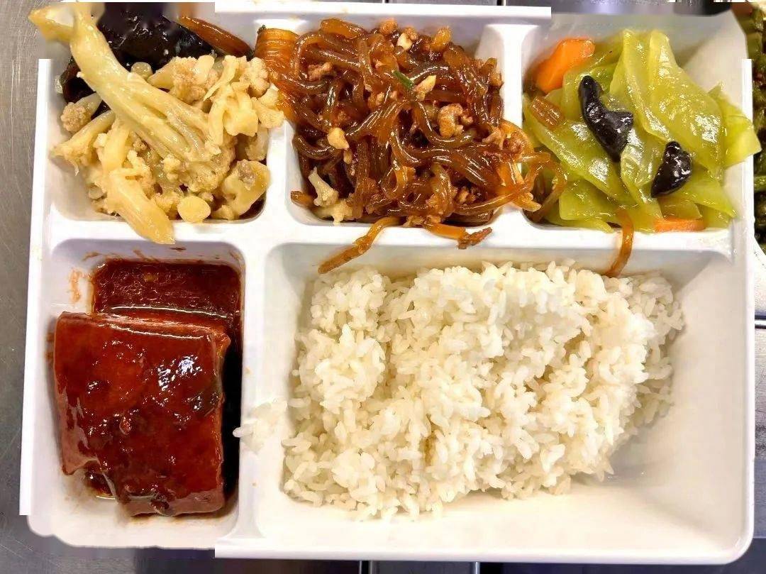 这家社区食堂有新动作,针对老年人有优惠→_套餐_菜品_惠老