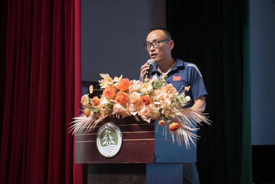 了学校体育工作交流,再由仇飞老师对本学期体育健康工作进行具体部署