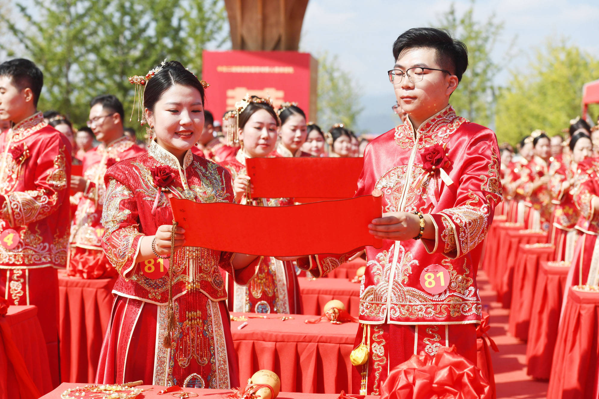 晋阳湖畔,百对新人共赴中式集体婚礼_婚书_承诺_爱的