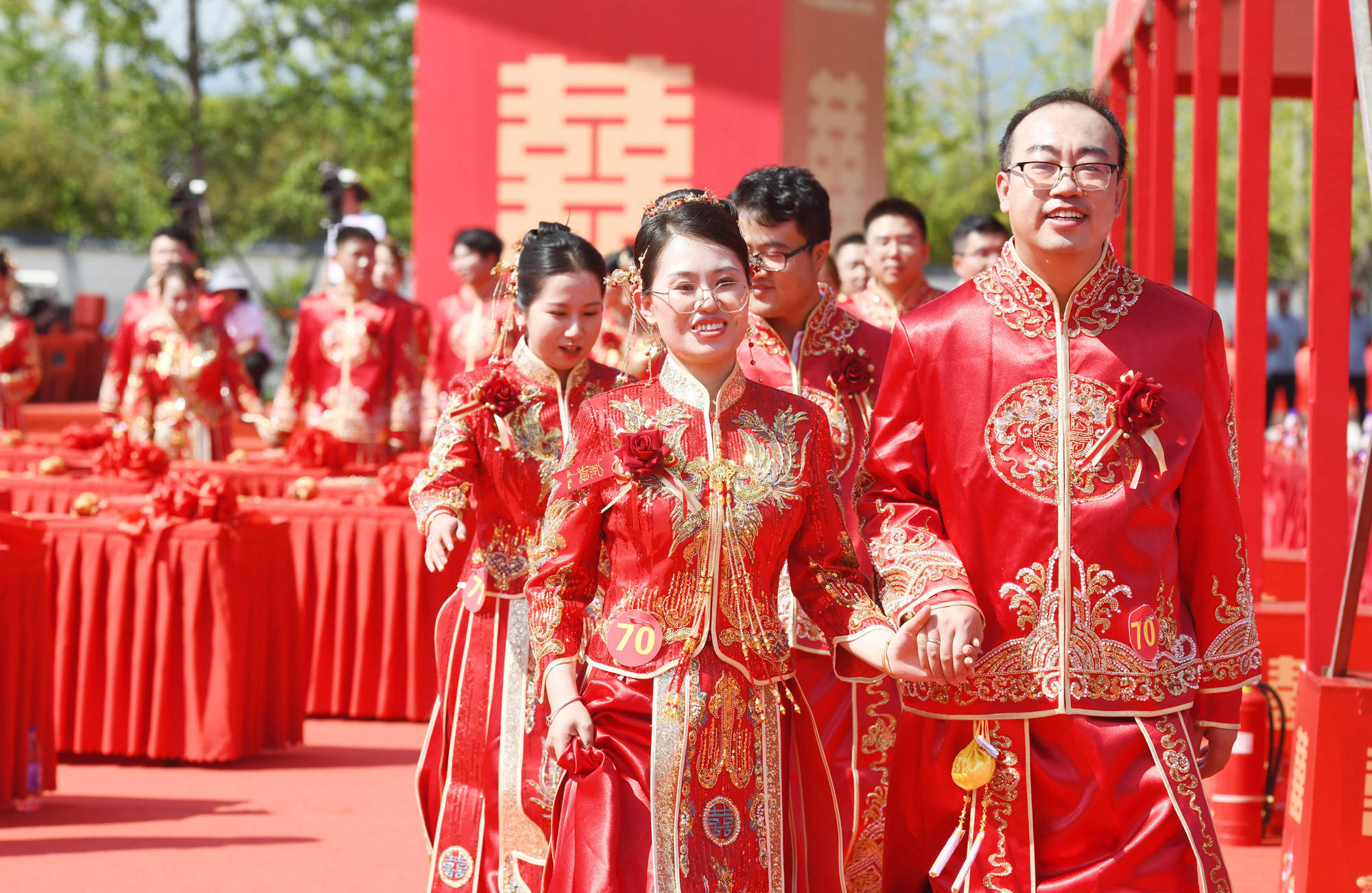 晋阳湖畔,百对新人共赴中式集体婚礼_婚书_承诺_爱的