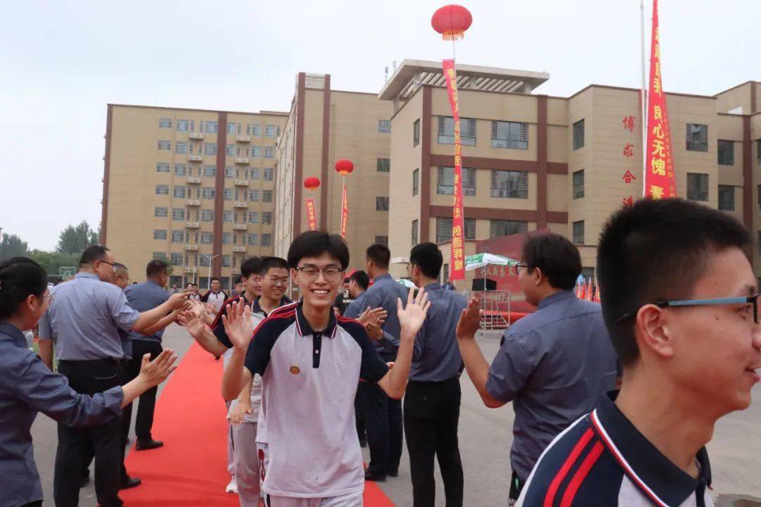 泊头市闻知高级中学举行高三学子成人礼活动_家长_祝福_梦想