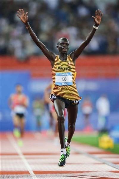 大运会男子田径万米冠军 穿着成都跑鞋在非洲奔跑_亚