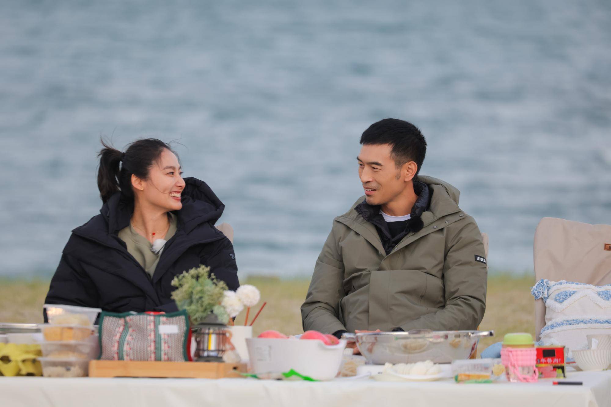 殷悦melody指出:"纪老师没有安全感,他怕自己慢慢地落伍了,而他的老婆