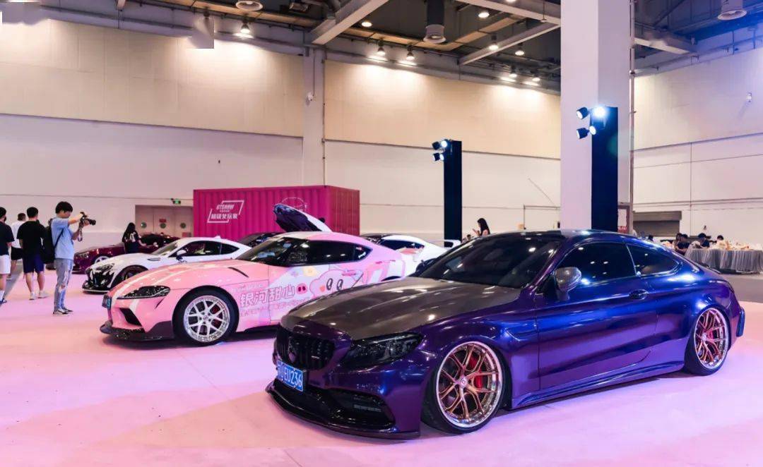 超级女玩家步入"街道制霸"展区,将置身于超级汽车与城市街头的激烈