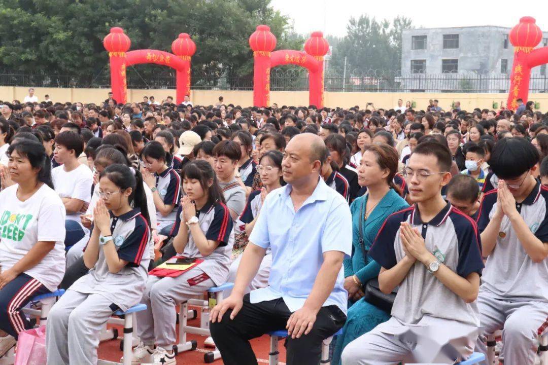 泊头市闻知高级中学举行高三学子成人礼活动_家长_祝福_梦想